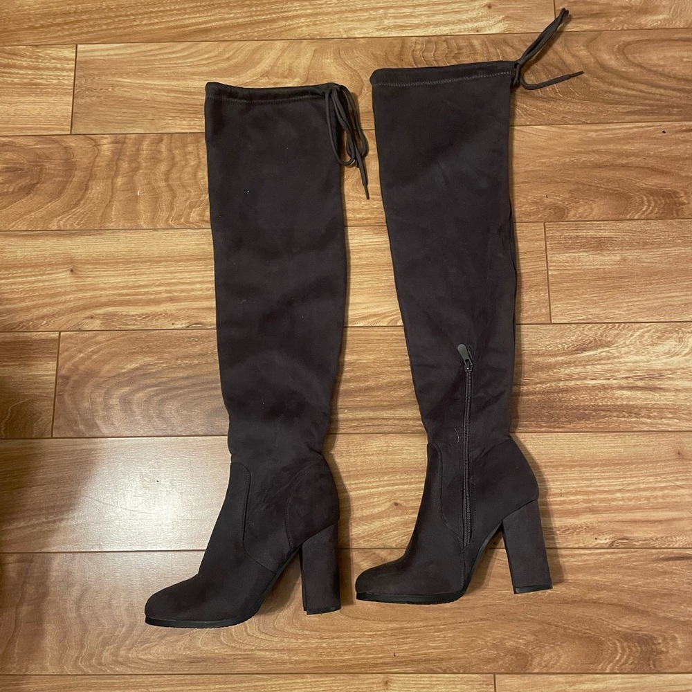 Knee-High Women's Suede Grey Boots